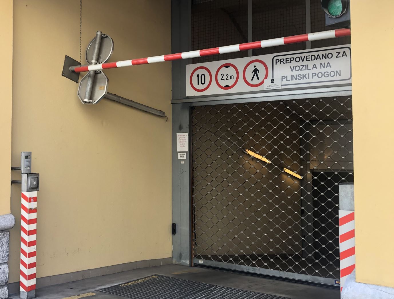 Hoteleinfahrt zur Garage